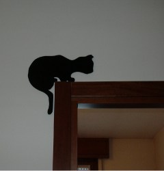 Micio allungato in legno